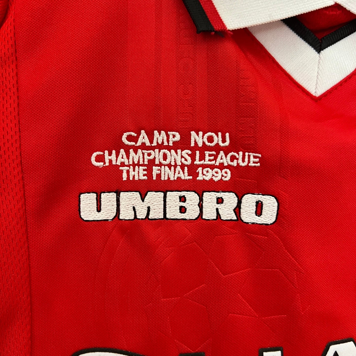 Kit infantil Manchester United Retrô Home 1999 . - Vermelho