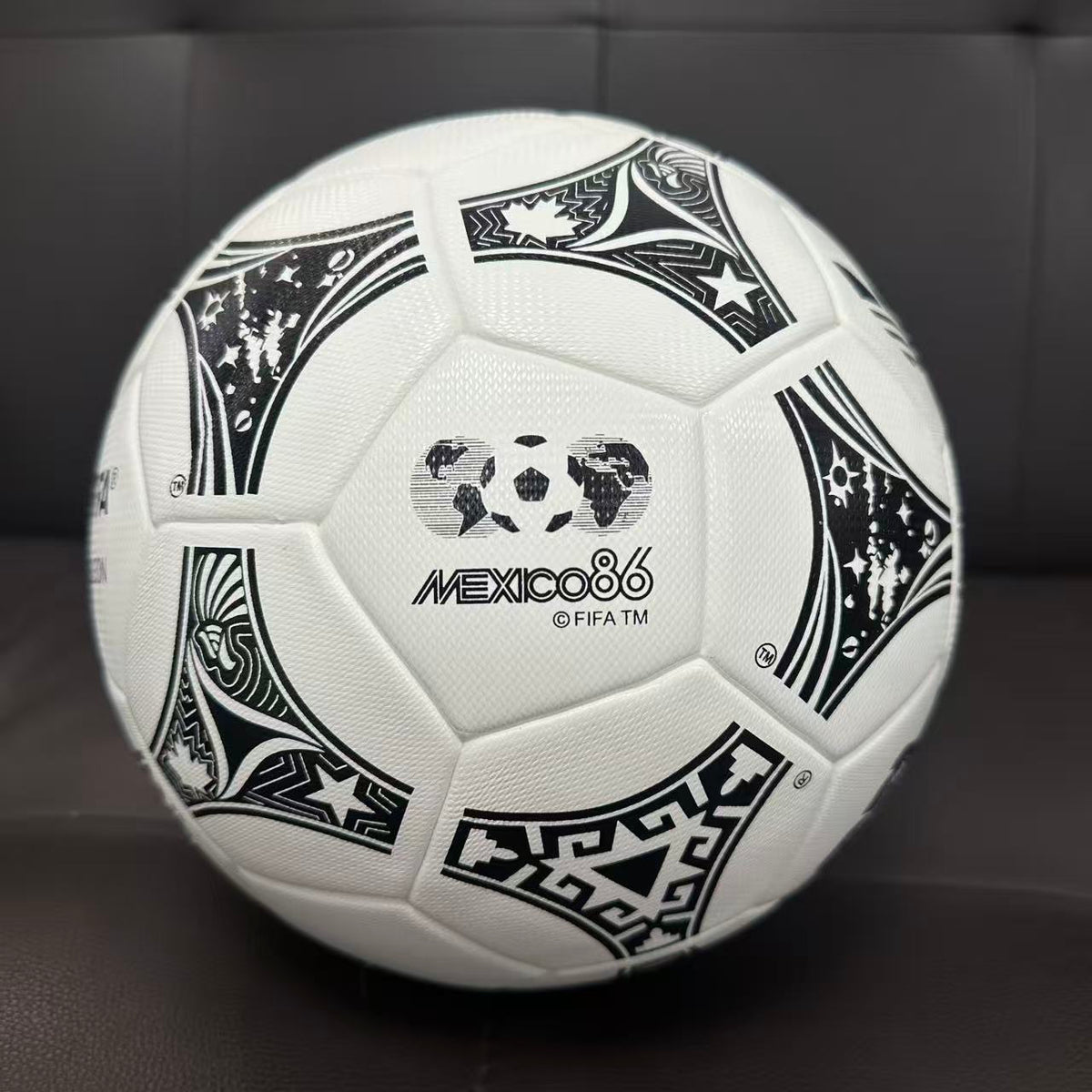 Bola Trionda Mash Up Pro Copa Do Mundo 86/94/26   Adidas - Branca e Preta