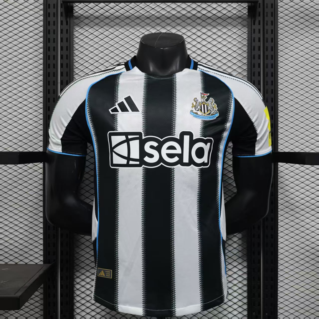 Newcastle Home 25/26 Jogador Adidas - Preto e Branco
