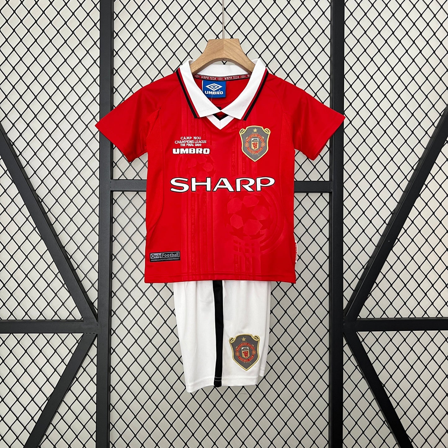 Kit infantil Manchester United Retrô Home 1999 . - Vermelho