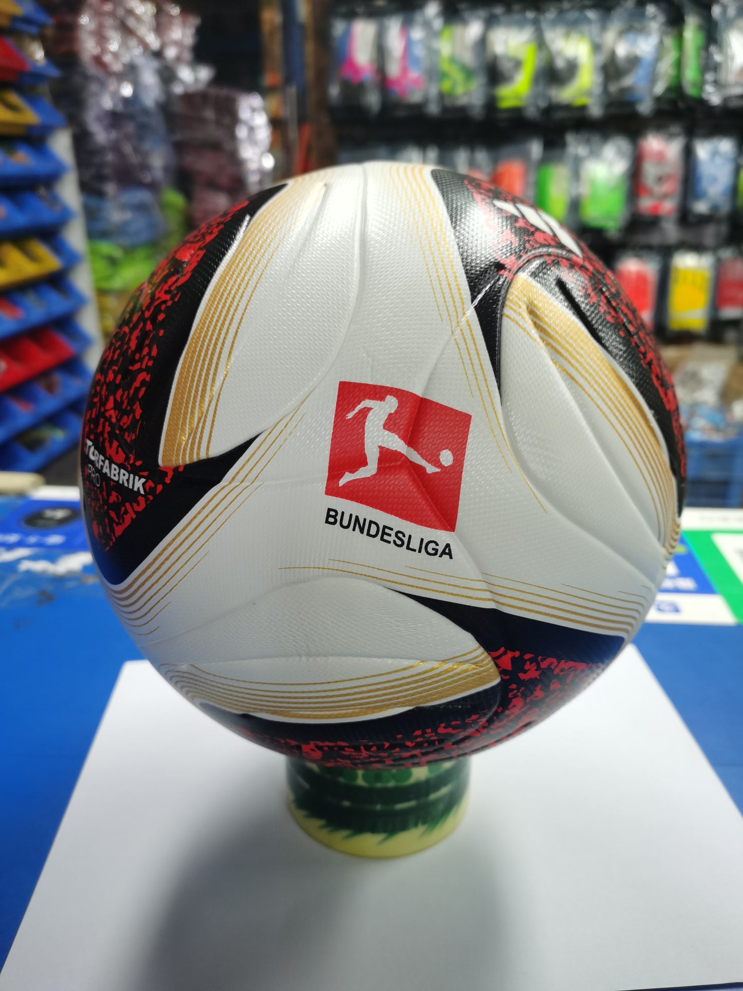 Bola Bundesliga 26/27 Adidas - Branca e Vermelha