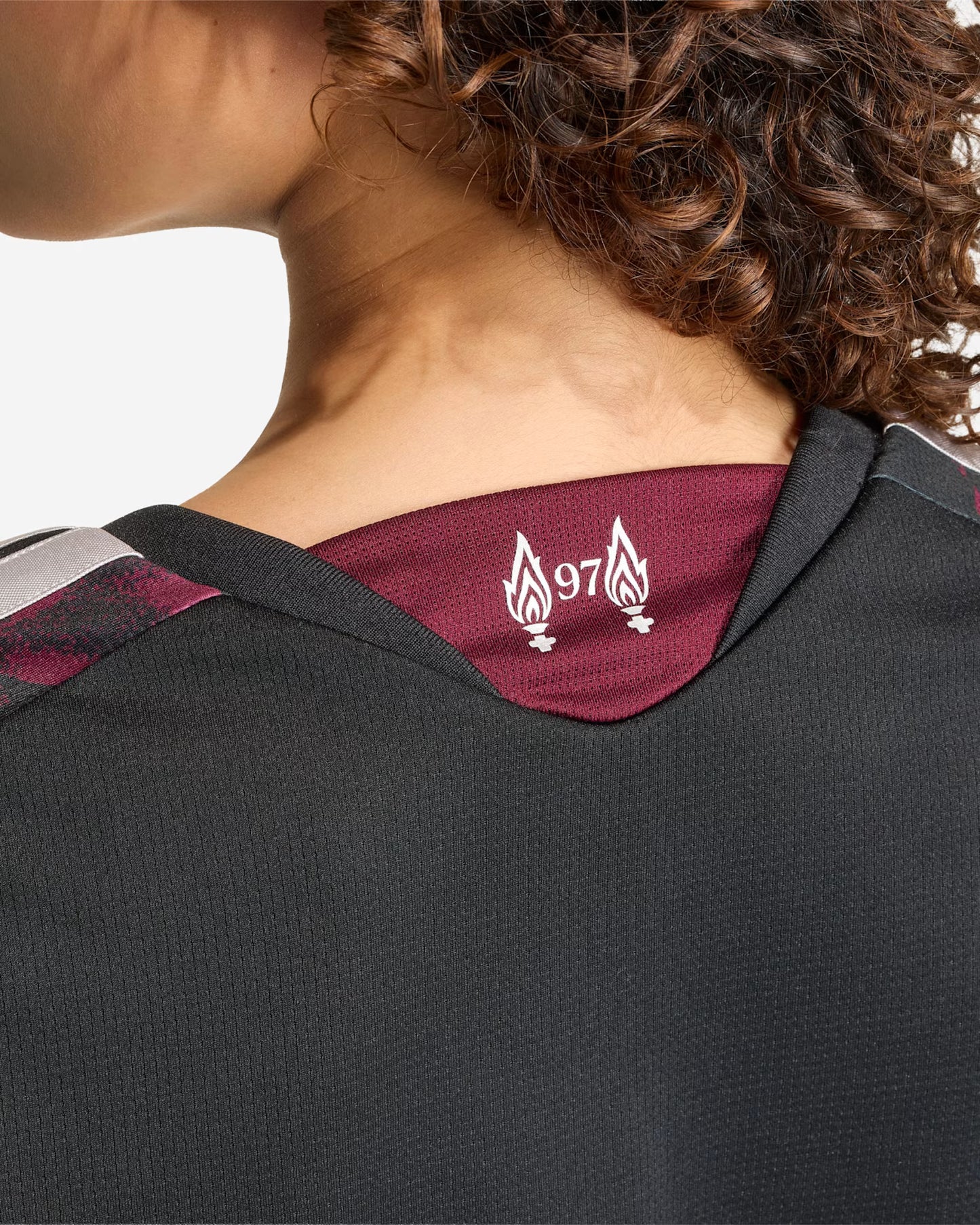 Liverpool Third 26/27 Feminina Adidas - Preto e Vermelho