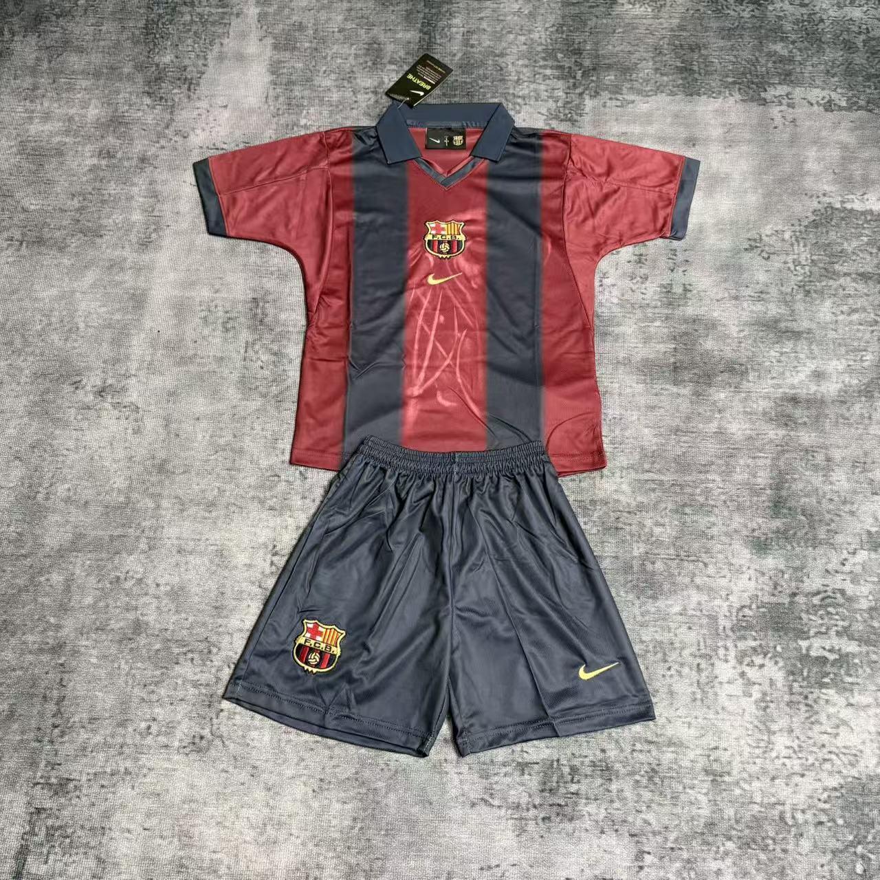 Kit Infantil Barcelona x Travis Scott Ediçao Especial  25/26 - Grená