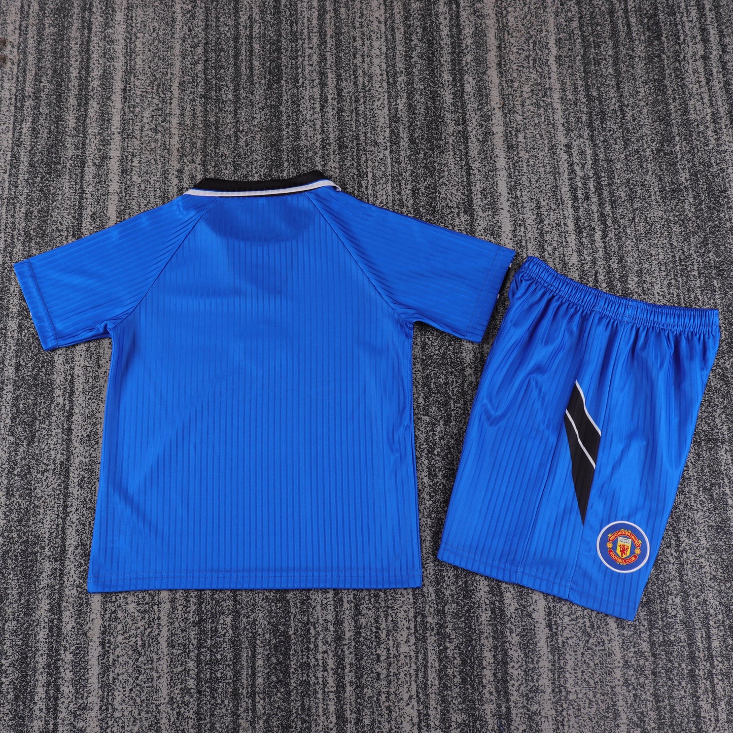 Kit infantil Manchester United Retrô Third 96/97 . - Azul