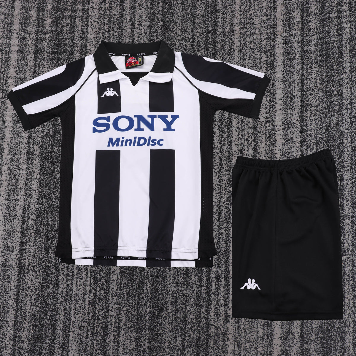Kit Infantil Juventus Home 97/98 Retrô  Kappa - Preta e Branca