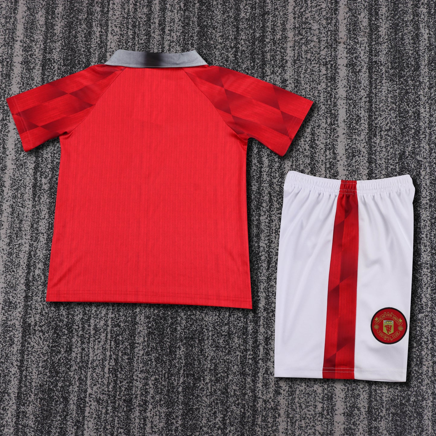 Kit infantil Manchester United Retrô Home 96/97  - Vermelho