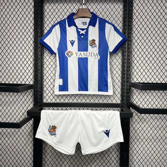 Kit Infantil Real Sociedad Home 24/25 . Macron - Branco e Azul