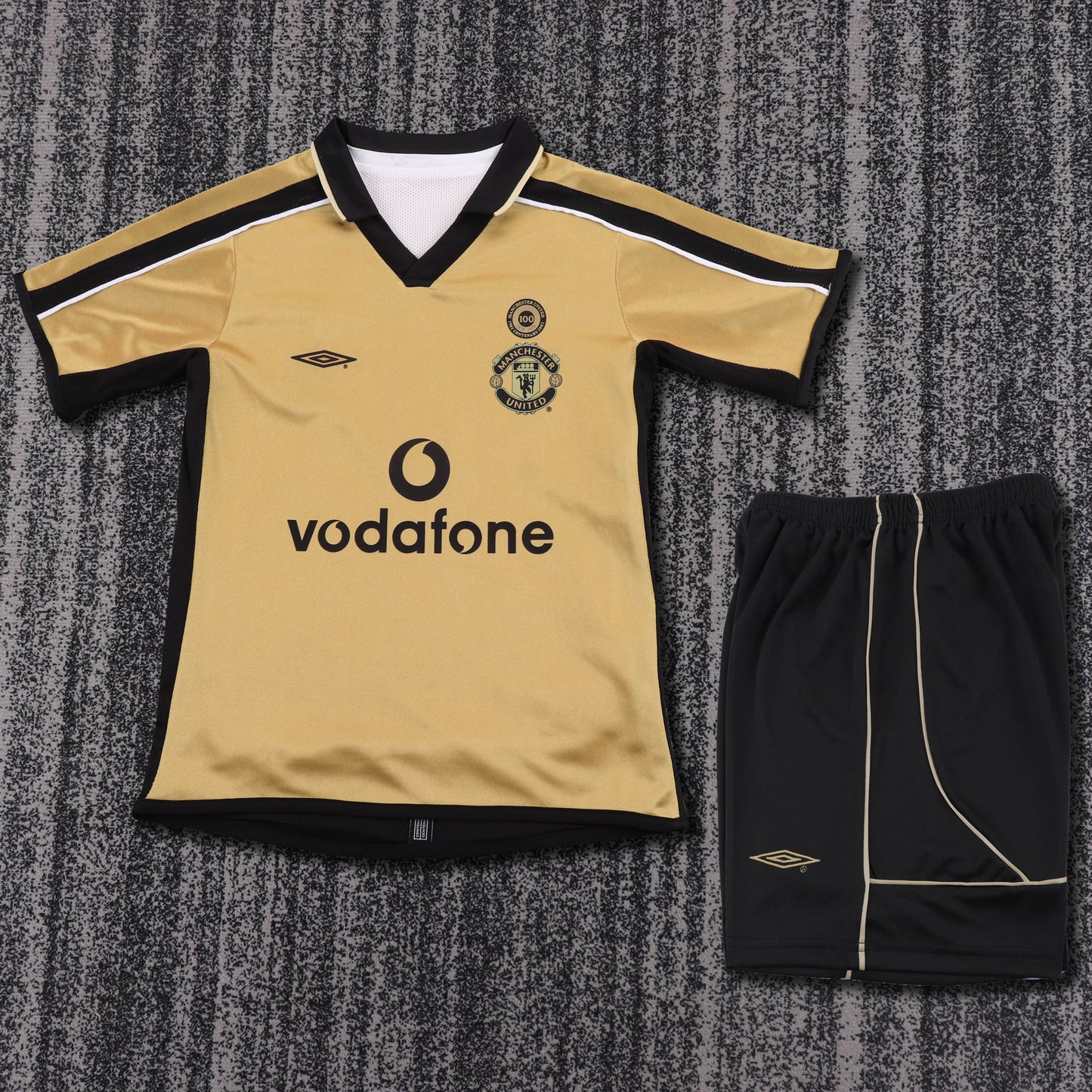 Kit infantil Manchester United Retrô Away 01/02 - Dourado