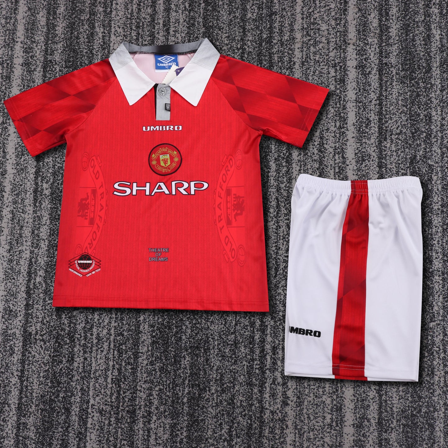 Kit infantil Manchester United Retrô Home 96/97  - Vermelho