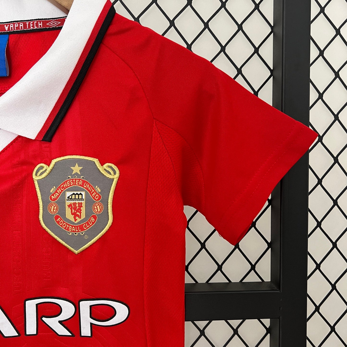 Kit infantil Manchester United Retrô Home 1999 . - Vermelho