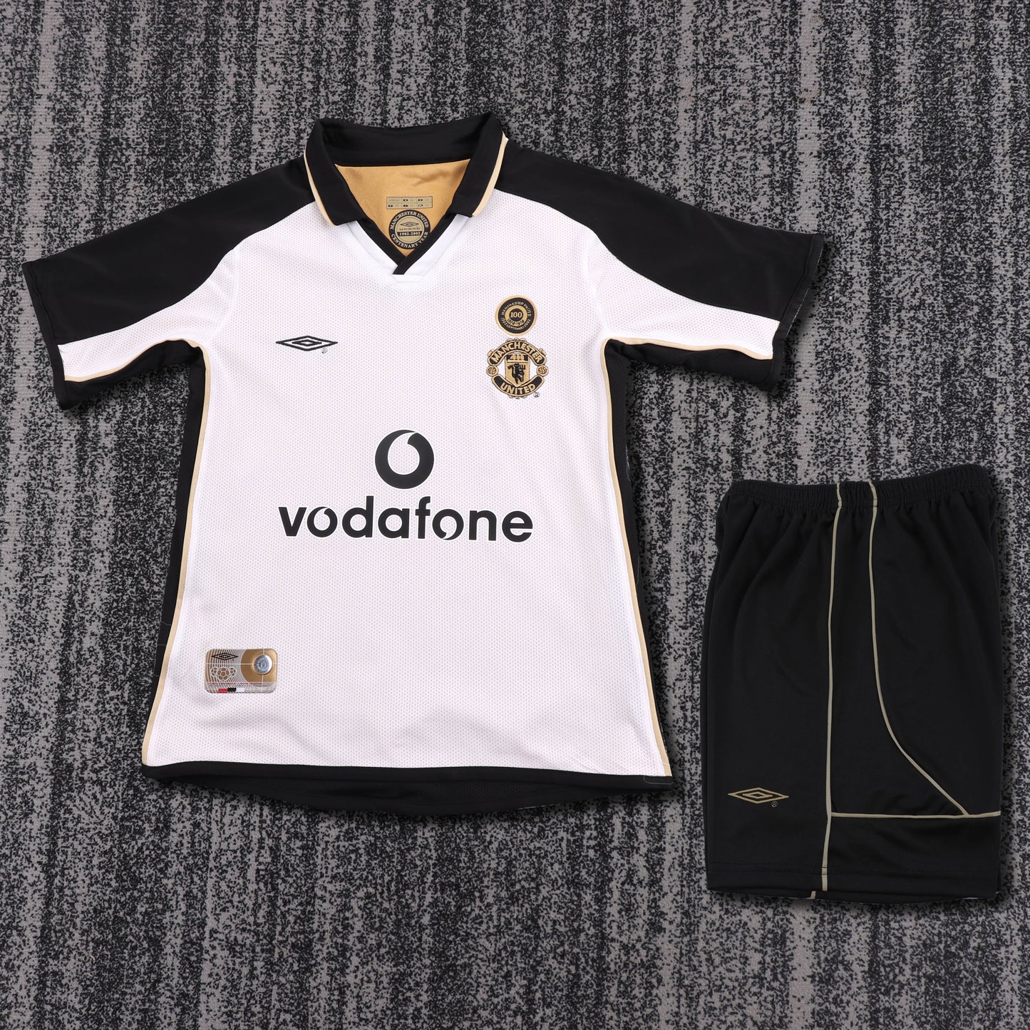 Kit infantil Manchester United Retrô Third 01/02 - Branco