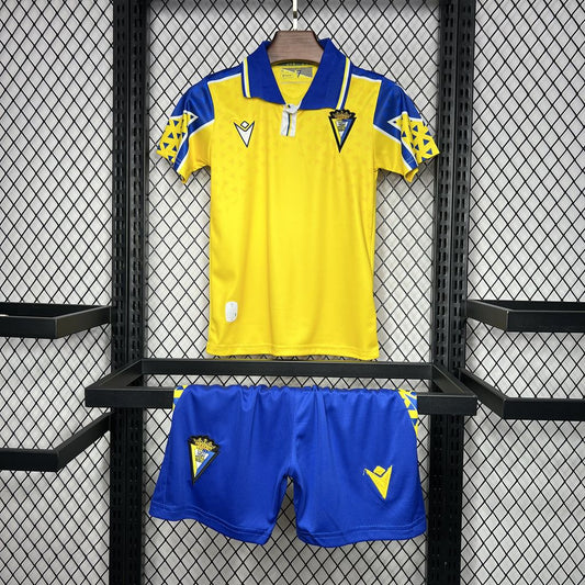 Kit Infantil Cádiz Home 24/25 . Macron - Amarelo e Azul