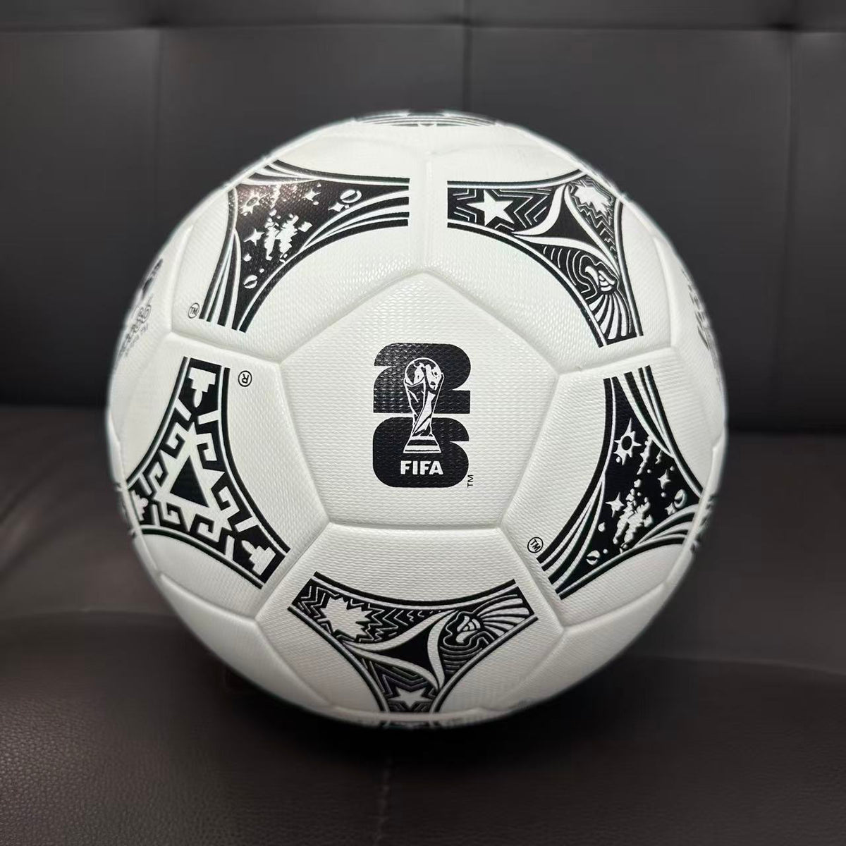 Bola Trionda Mash Up Pro Copa Do Mundo 86/94/26   Adidas - Branca e Preta