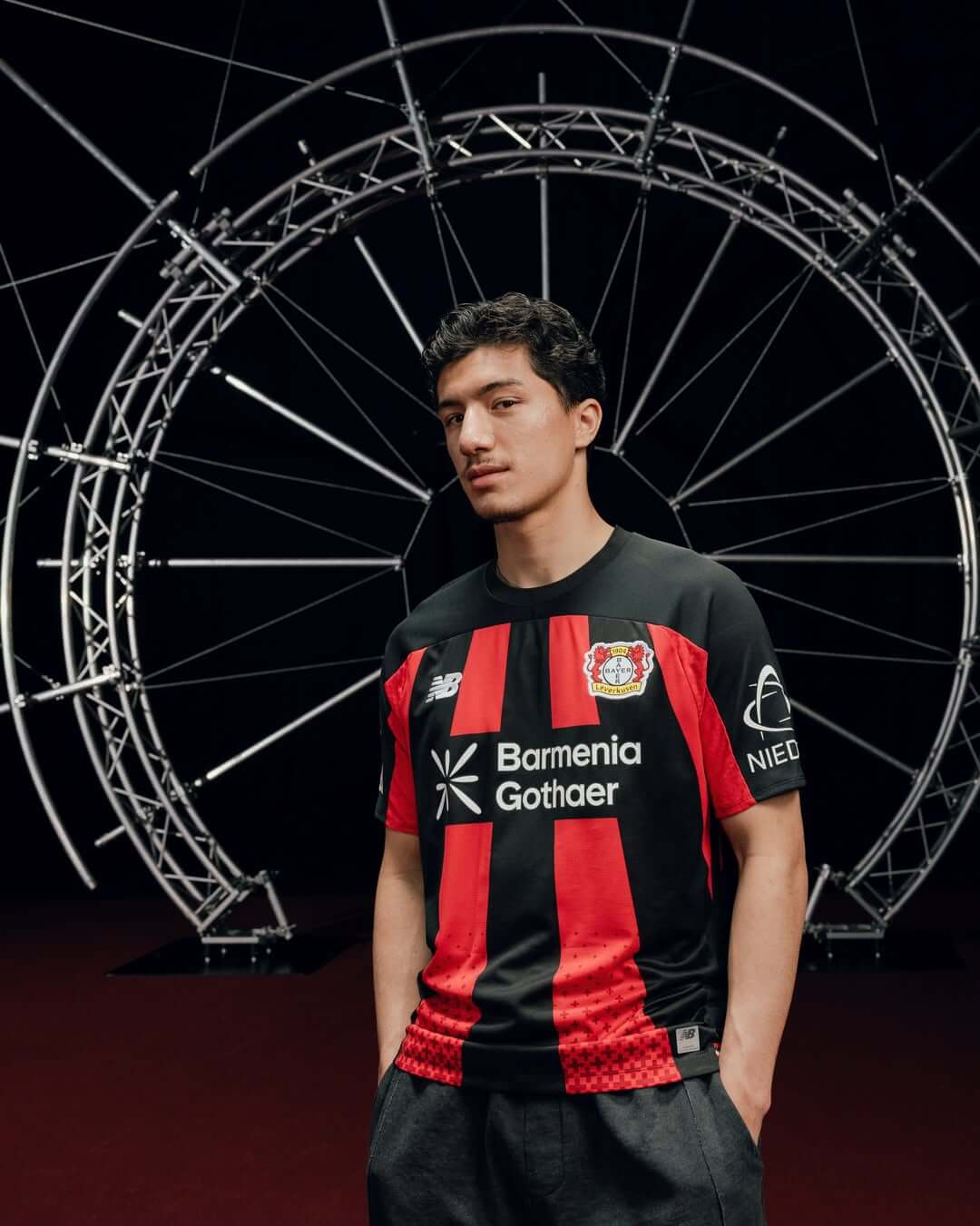 Bayern Leverkusen Home 26/27 New Balance - Preto e Vermelho