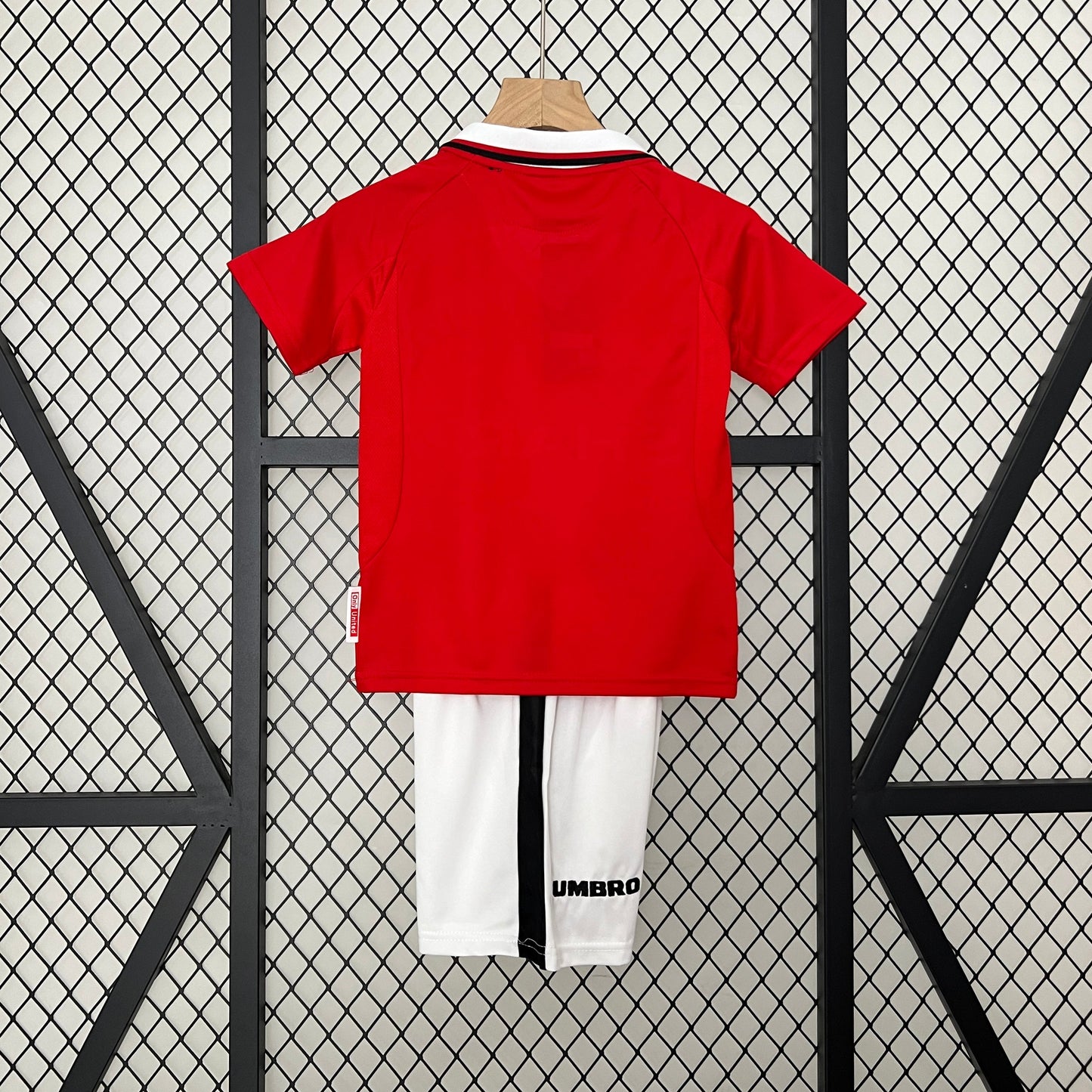 Kit infantil Manchester United Retrô Home 1999 . - Vermelho