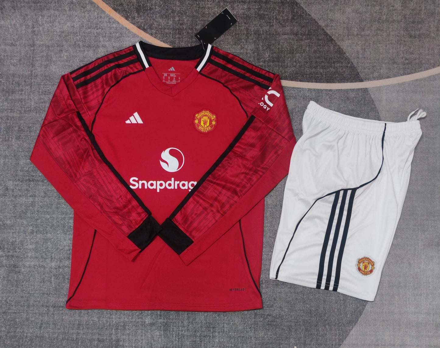 Kit infantil Manchester United Home Manga Longa 25/26  - Vermelho