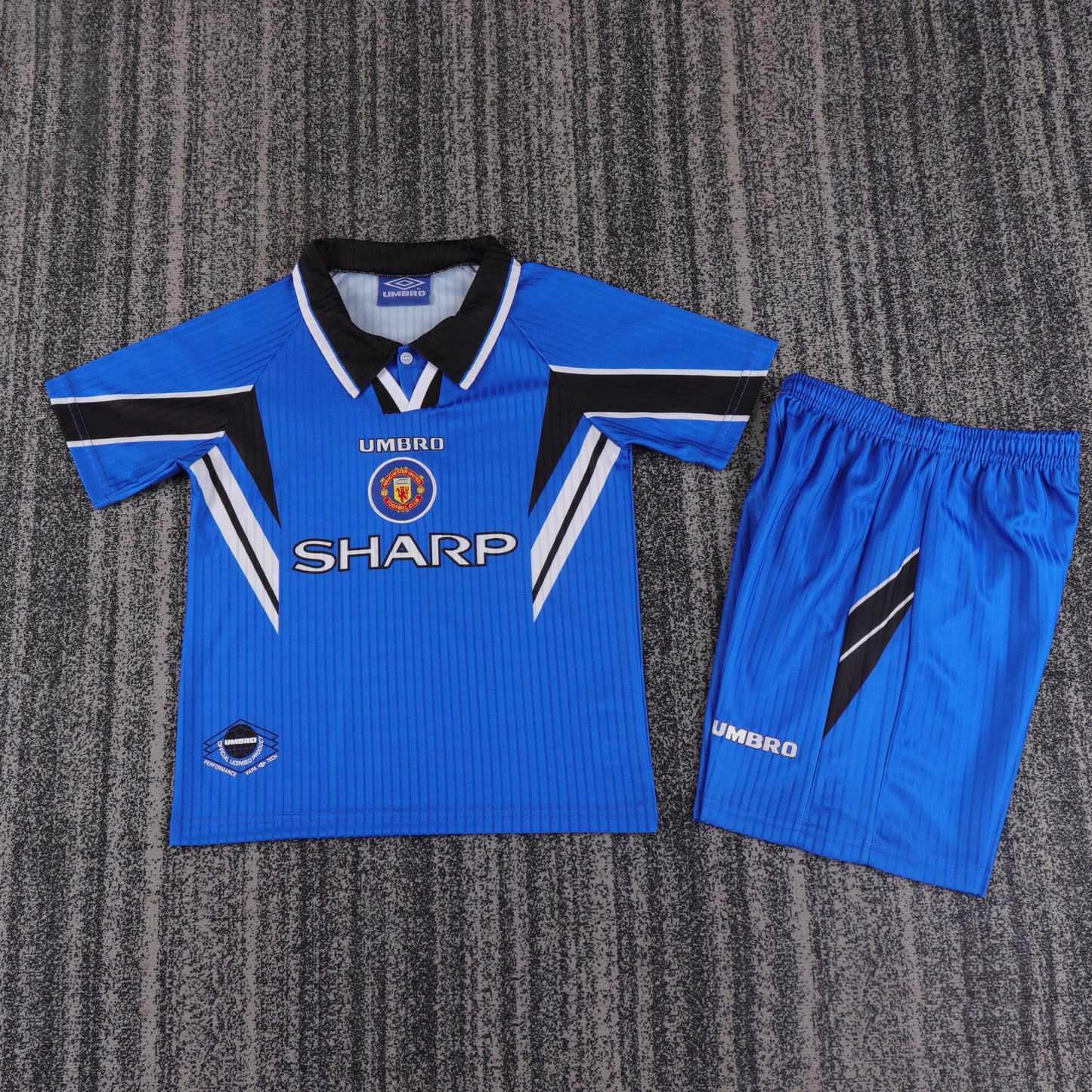 Kit infantil Manchester United Retrô Third 96/97 . - Azul