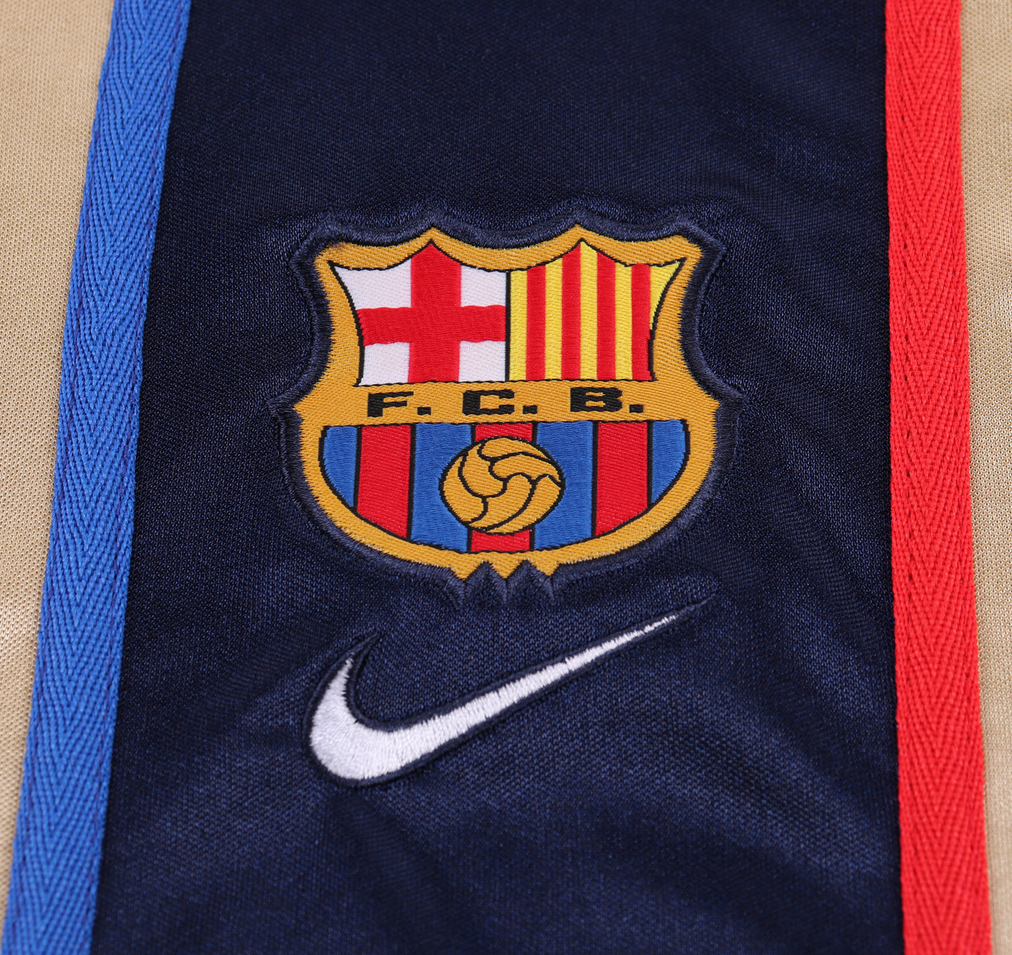 Kit Infantil Barcelona Away Retrô 01/02 - Dourado
