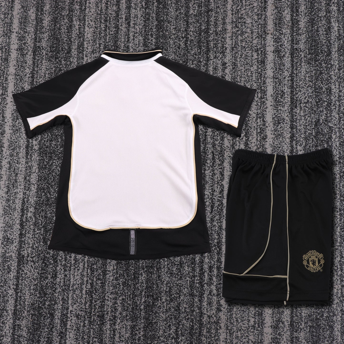 Kit infantil Manchester United Retrô Third 01/02 - Branco