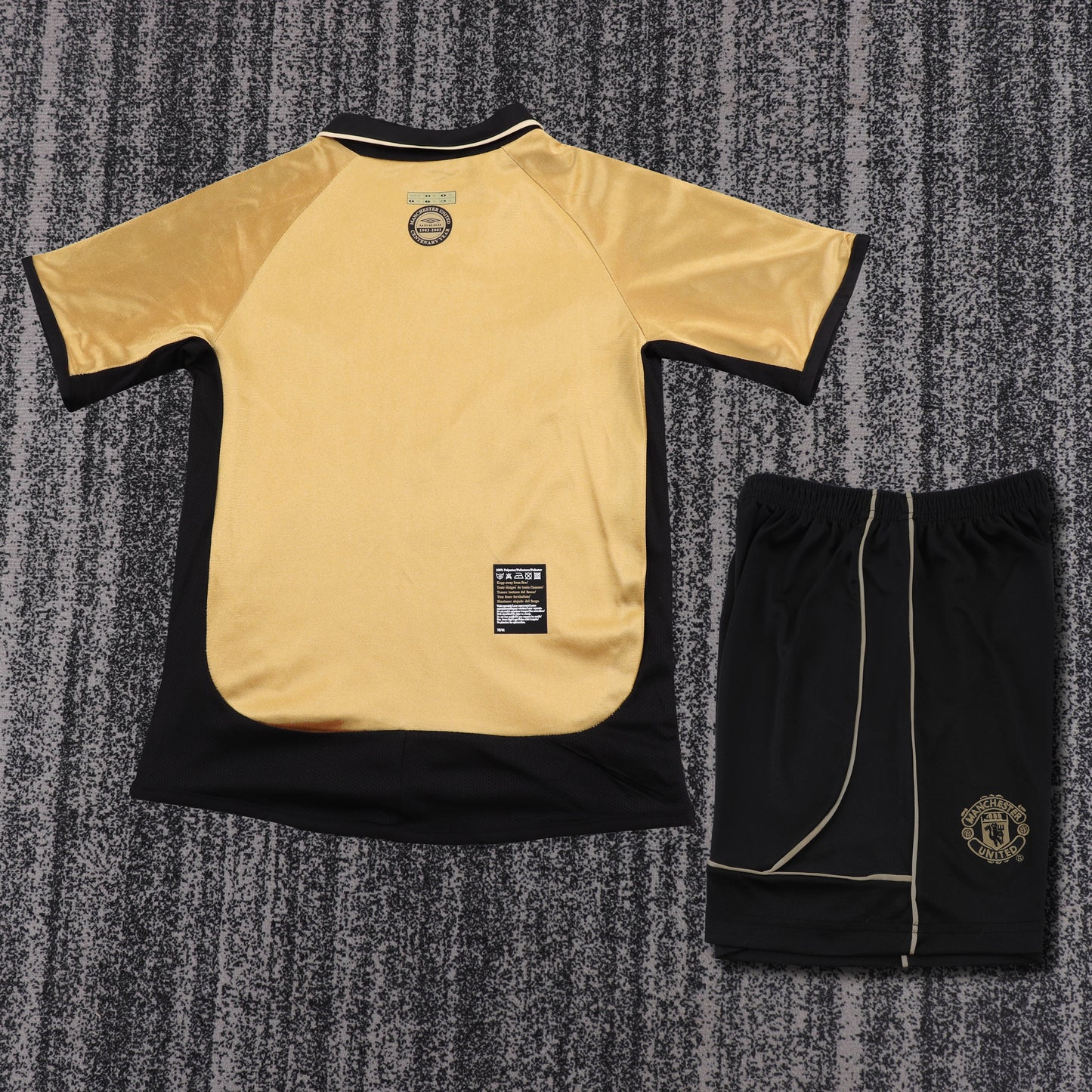 Kit infantil Manchester United Retrô Away 01/02 - Dourado