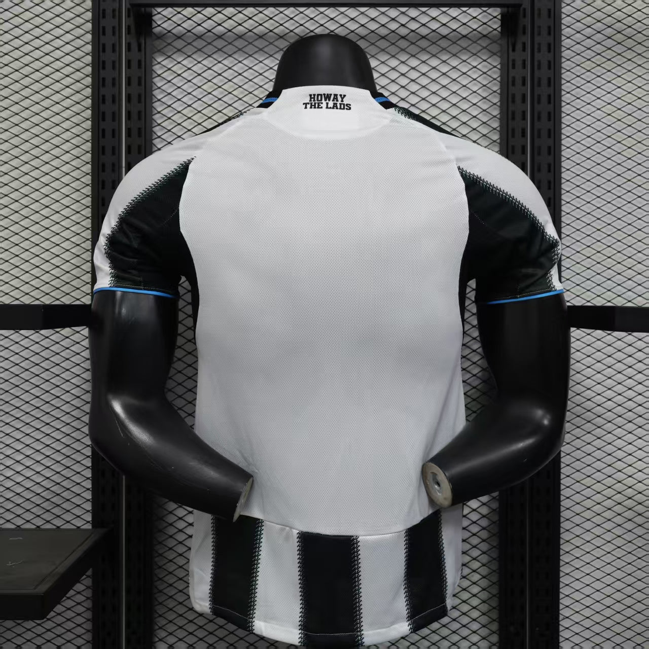 Newcastle Home 25/26 Jogador Adidas - Preto e Branco