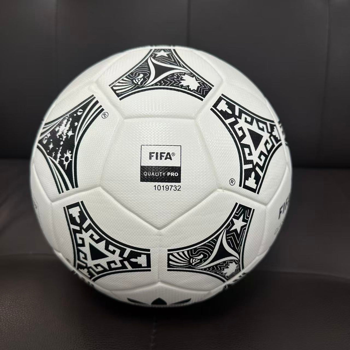Bola Trionda Mash Up Pro Copa Do Mundo 86/94/26   Adidas - Branca e Preta
